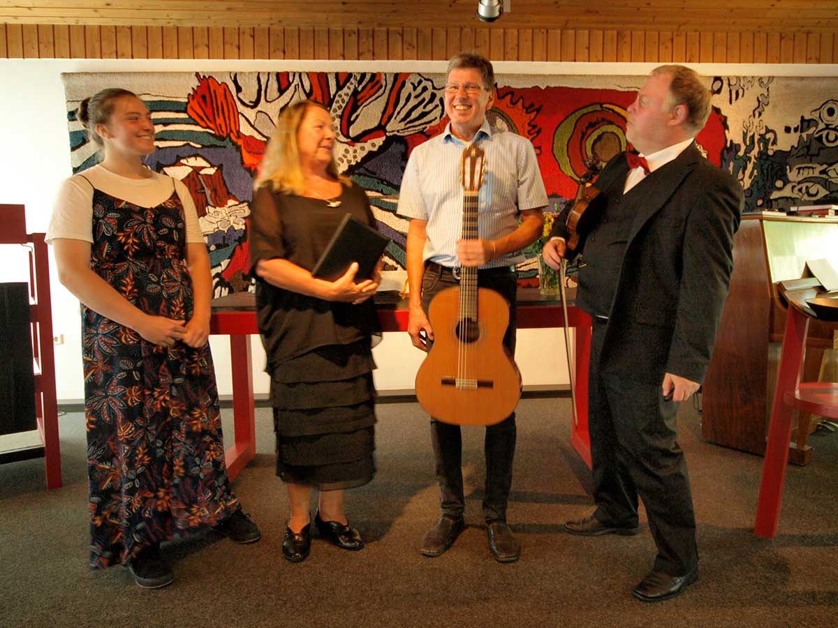 Lina Ruhfus-Hartmann, Prdikantin Monika Schuh, Martin Schuh und Dekanatskantor Jens Schawaller. (Foto: Ev. Kirche)