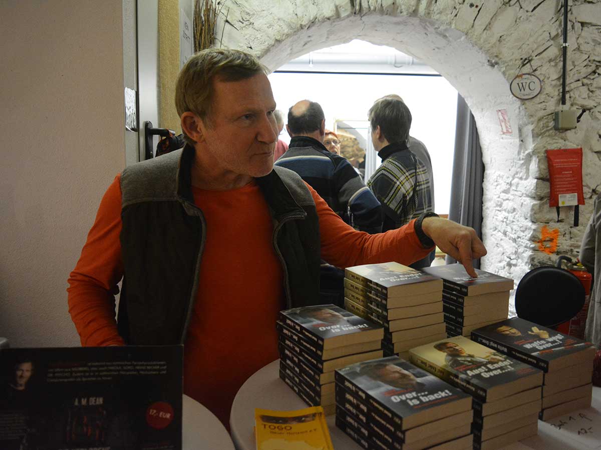 Auch nach dem Auftritt stand Roland Jankowsky den Besuchern geduldig zur Verfgung. (Foto: Wolfgang Rabsch)