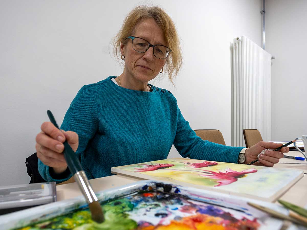 Konzentration und viel Spa am Malen. Annegret Schppel ist eine der Knstlerinnen, die ab dem 21. Januar im Stadthaus Selters Aquarelle ausstellen. (Foto: agentur media schneider)