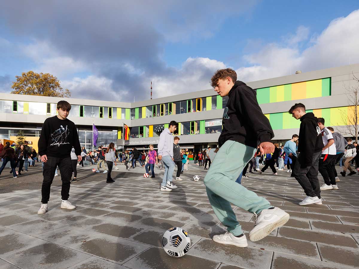 120 junge Menschen spielen sich auf dem Schulhof des Evangelischen Gymnasiums Bad Marienberg 15000 Psse zu - als Erinnerung an die vielen Opfer der Fuball-Weltmeisterschaft in Katar. (Foto: Evangelisches Dekanat Westerwald)