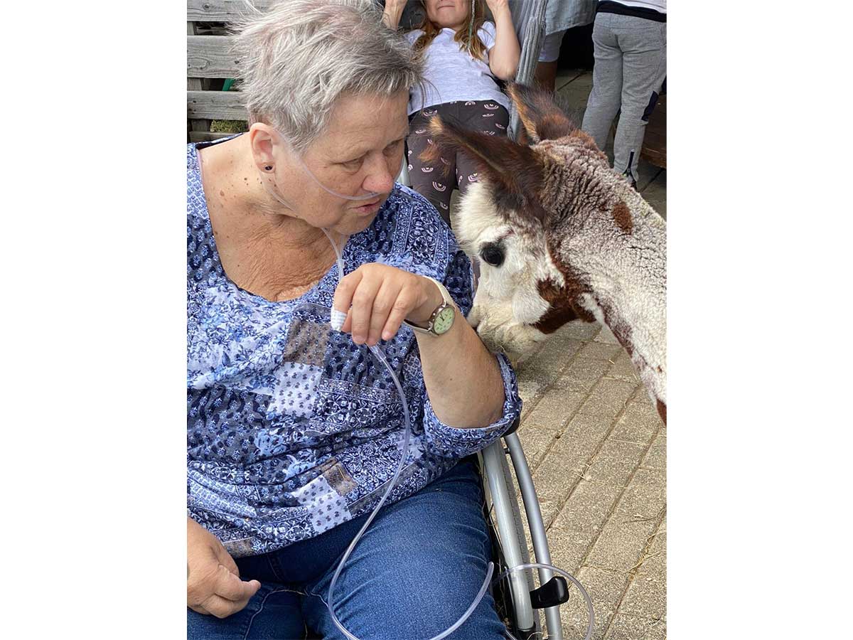 Zwei, die sich gut verstehen: Marion und Alpaka Edi. (Foto: ASB)