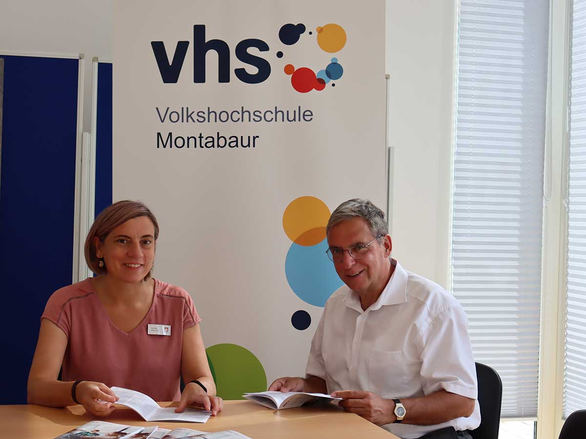 vhs-Leiterin Caroline Albert-Woll und der Erste Beigeordnete Andree Stein. (Foto: vhs)