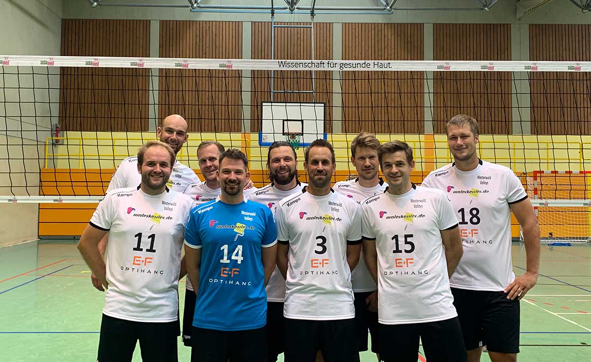 Nach dem Gewinn des Rheinlandpokals prsentieren sich die Regionalligavolleyballer gut gelaunt im neuen Outfit. (Foto: WWV)