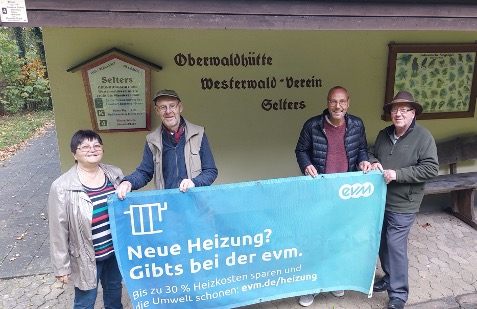Von links: Wanderwartin Carla Geiler, Wegewart Bernhard Grg, Leiter des EVM-Beratungsbros Selters, Arno Ilse und Westerwald-Verein Vorsitzender Rainer Gtschow. (Foto: Westerwald-Verein Selters)