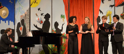 Fr die jungen Sngerinnen und Snger sowie den Pianisten gab es stehende Ovationen am Ende eines beeindruckenden Konzertes. Fotos: Manfred Hundhausen