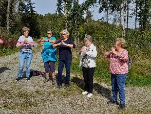 Bei der mediativen Wanderung (Foto: Westerwald-Verein Selters)