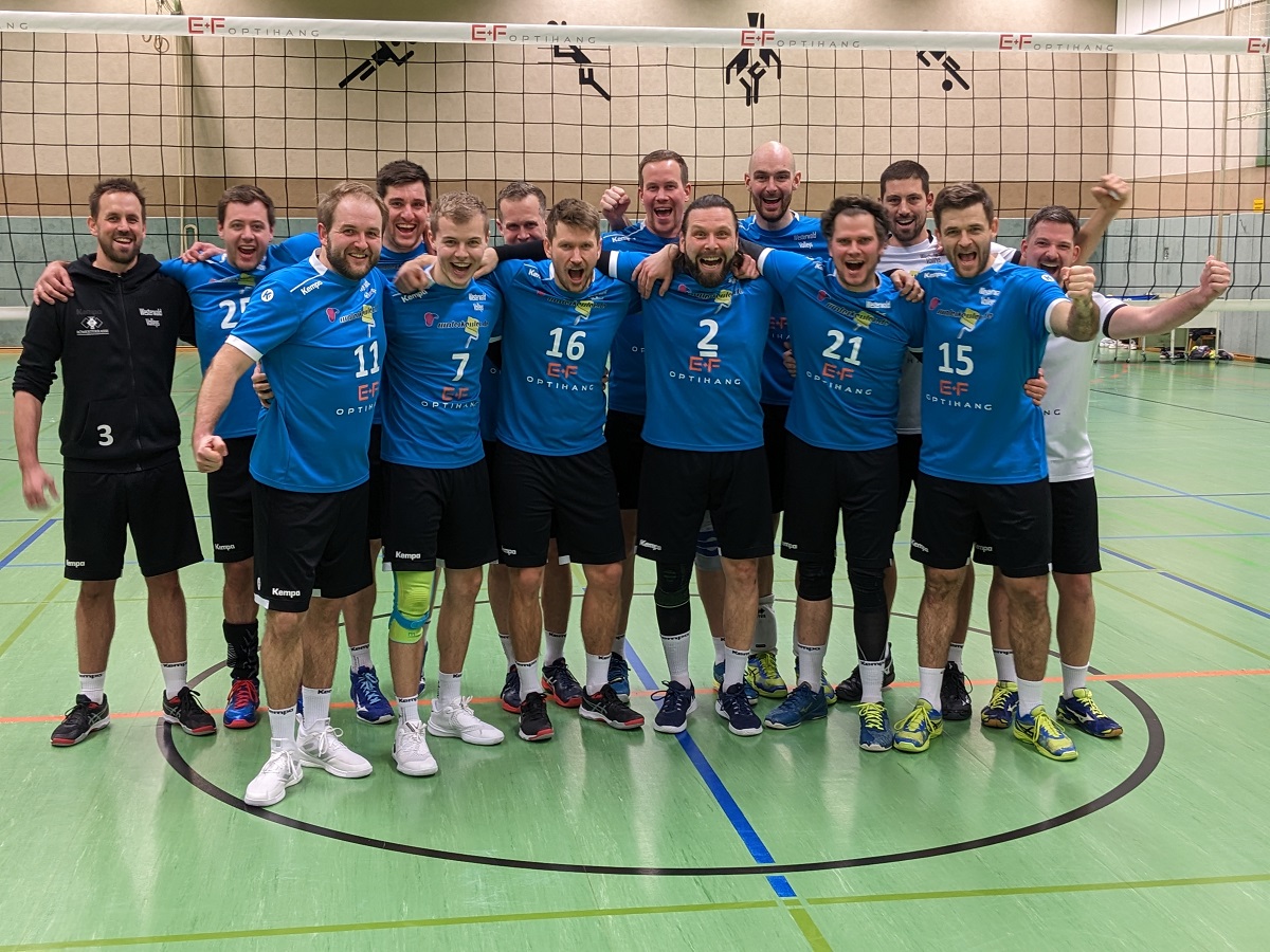 Foto

Geschafft: Die Westerwald Volleys sind Meister und freuen sich.

 

Hintere Reihe v.l.: Steffen Siry (Coach), Korbach, Martin, Ch. Heibel, M. Heibel, Meder, Lohmann, Schmidt. Vordere Reihe v.l.: S. Krippes, Waters, Delinsky, Dilly, Reinhardt, A. Krippes. (Foto: privat)