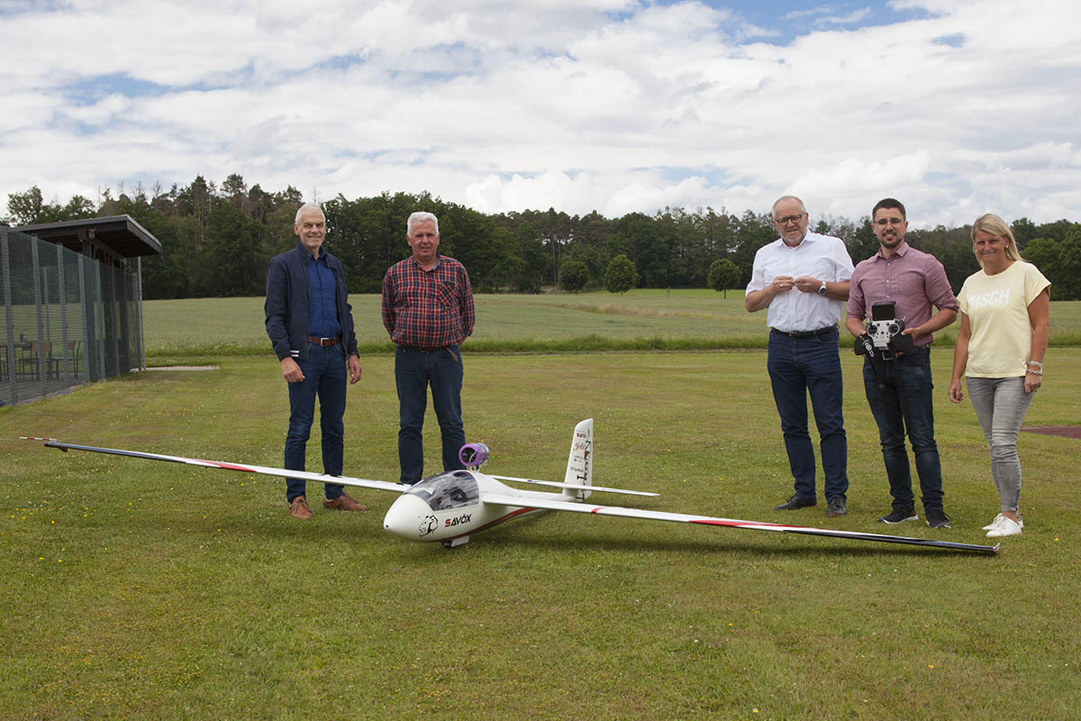 Deutscher Meister Mario Mller lsst Modellflugzeuge gekonnt Kurven drehen