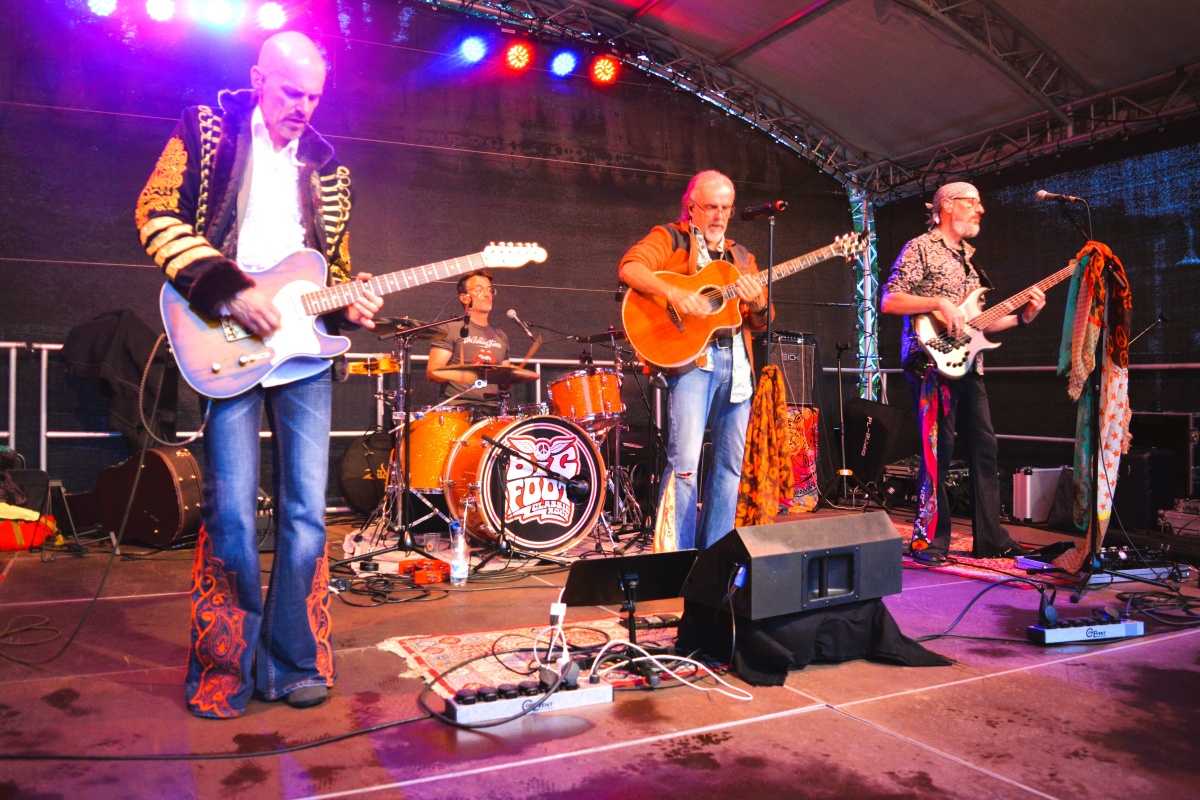 Bigfoot und Fans trotzen dem Regen und feierten die Hits und den Sound der 70er