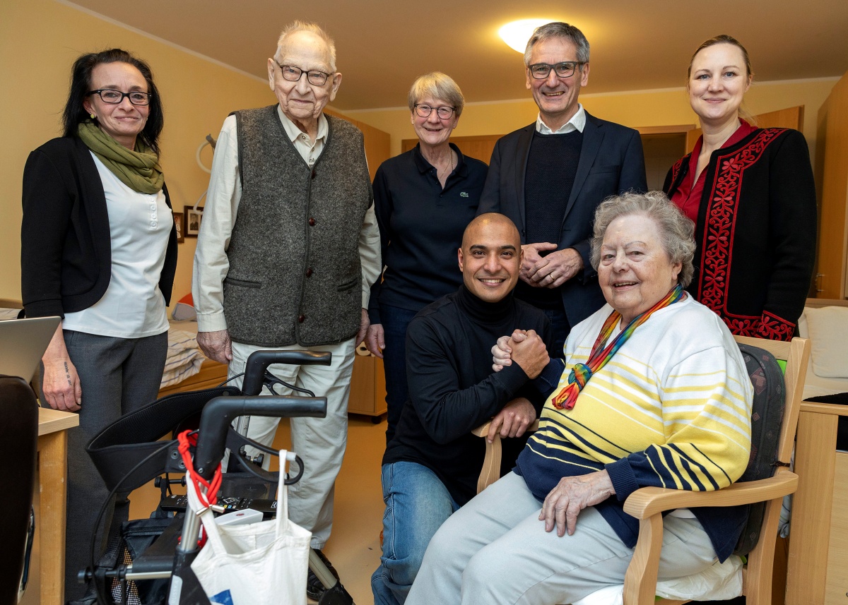 Bilal mit dem Ehepaar Neumann, der Einrichtungsleiterin Alexandra Schiefer, der Stadtb�rgermeisterin Sabine Willwacher, Landtagsabgeordneter Hendrik Hering und der Arbeits- und Sozialministerin des Landes Rheinland-Pfalz, D�rte Schall (Foto: R�der-Moldenhauer)