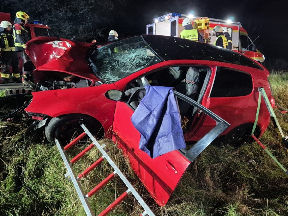 Unfall auf der Kreisstra�e 8 zwischen Bellingen und Rotenhain (Fotos: Patrick Sch�fer/FF VG Westerburg)