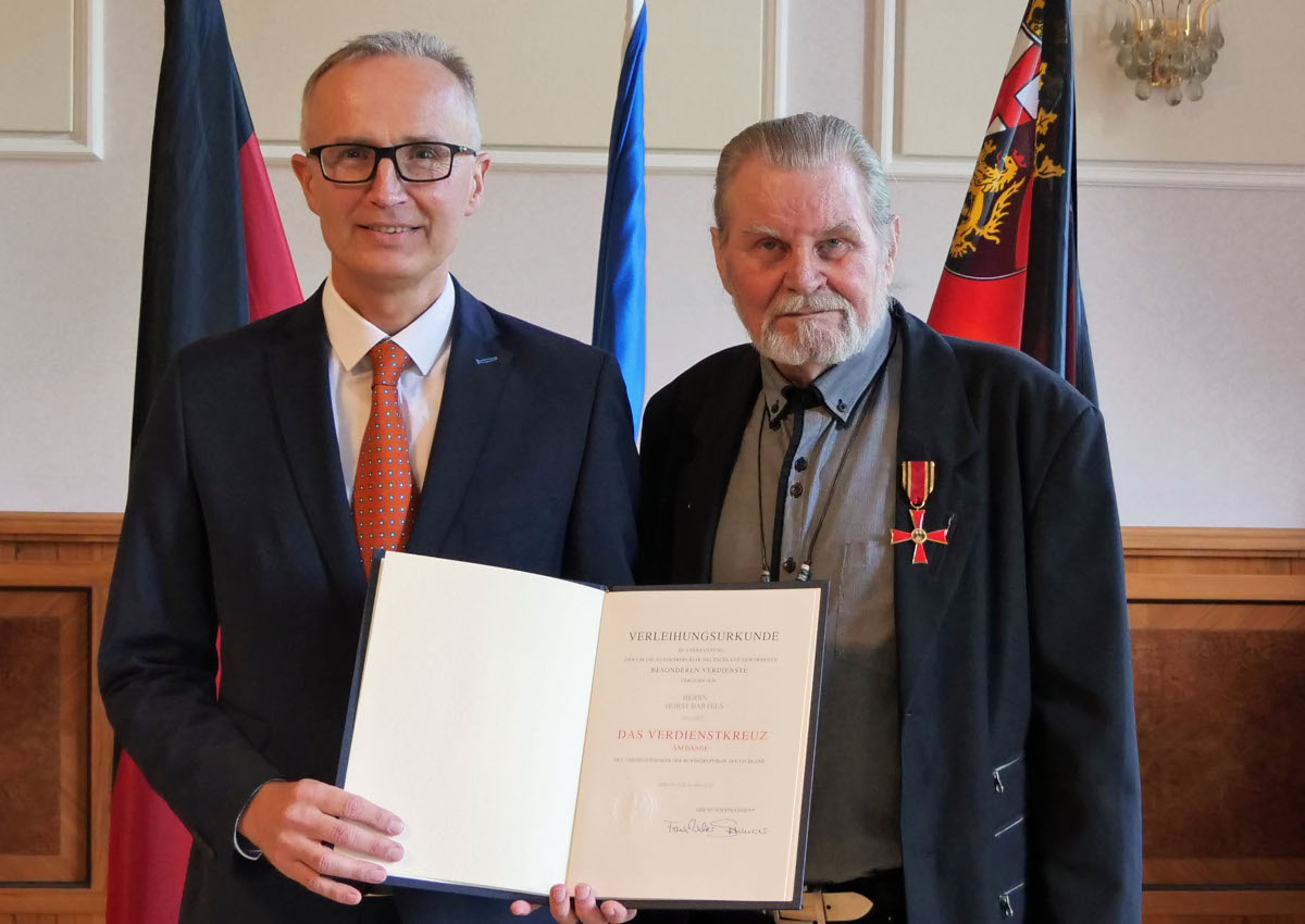 Horst Bartels (rechts) erhielt die Auszeichnung aus den Hnden von Prof. Dr. Martin Kaschny. (Foto: SGD Nord)