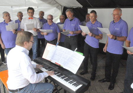 Dirigent Wolfgang Tncher erffnete mit dem Mnnerchor "Harmonie" Hundsangen das  Brunnensingen am Brenbrunnen in Hundsangen. (Foto: kdh)