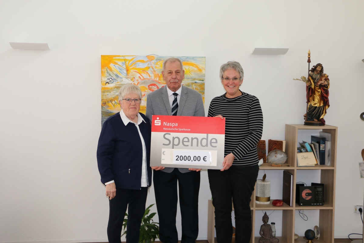 Irene und Berthold Thom� bei der Spenden�bergabe mit Einrichtungsleitung Eva-Maria Hebgen im Hospiz St. Thomas (Foto: KKG)