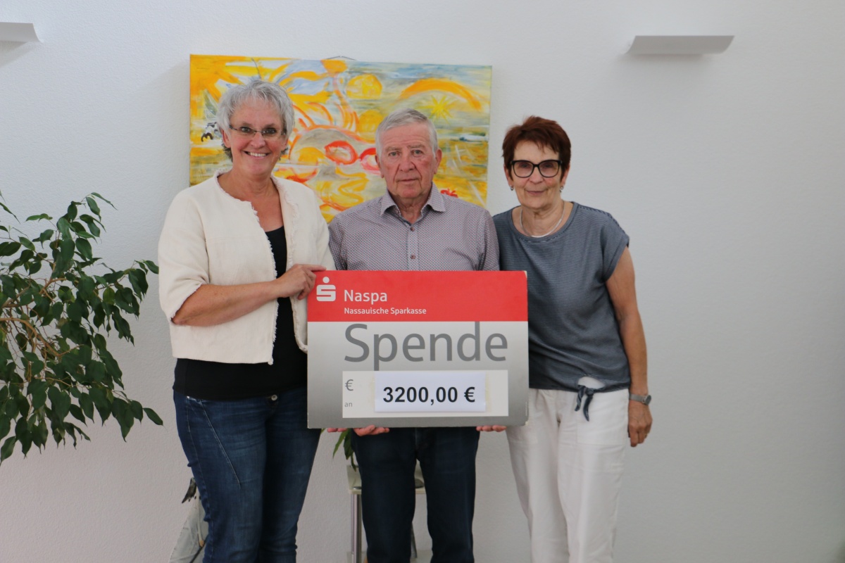 Goldene Hochzeit mit Herz: Ursula und Harald Hastenteufel spenden 3.200 Euro an das Hospiz St. Thomas