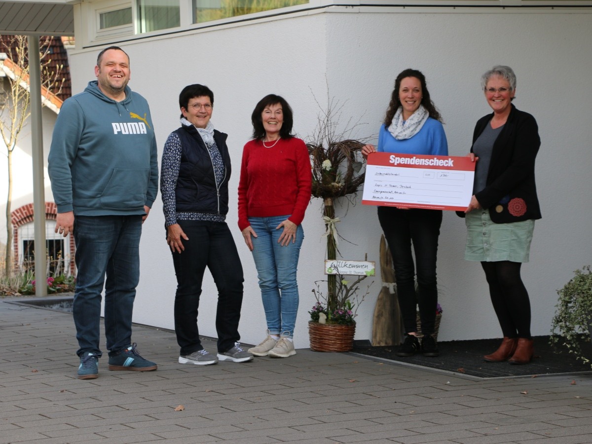 Stellvertretende Einrichtungsleitung Peter Held, Annelie Sch�nberger, Claudia Hannappel, Sarah Schlaut Mitglieder der Frauengemeinschaft Hahn am See und Einrichtungsleitung Eva-Maria-Hebgen (Foto: KKG)