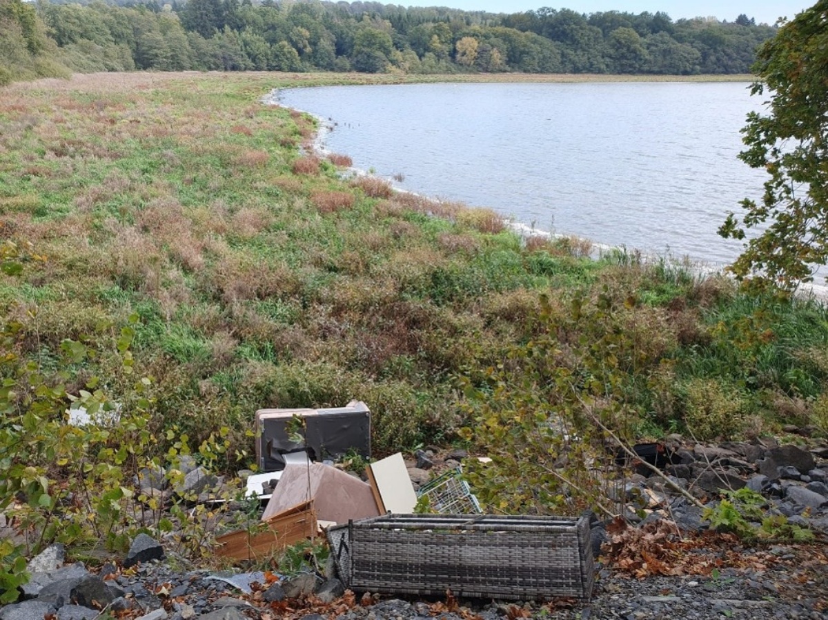 Illegale M�llentsorgung am Dreifelder Weiher (Foto: NABU RLP)