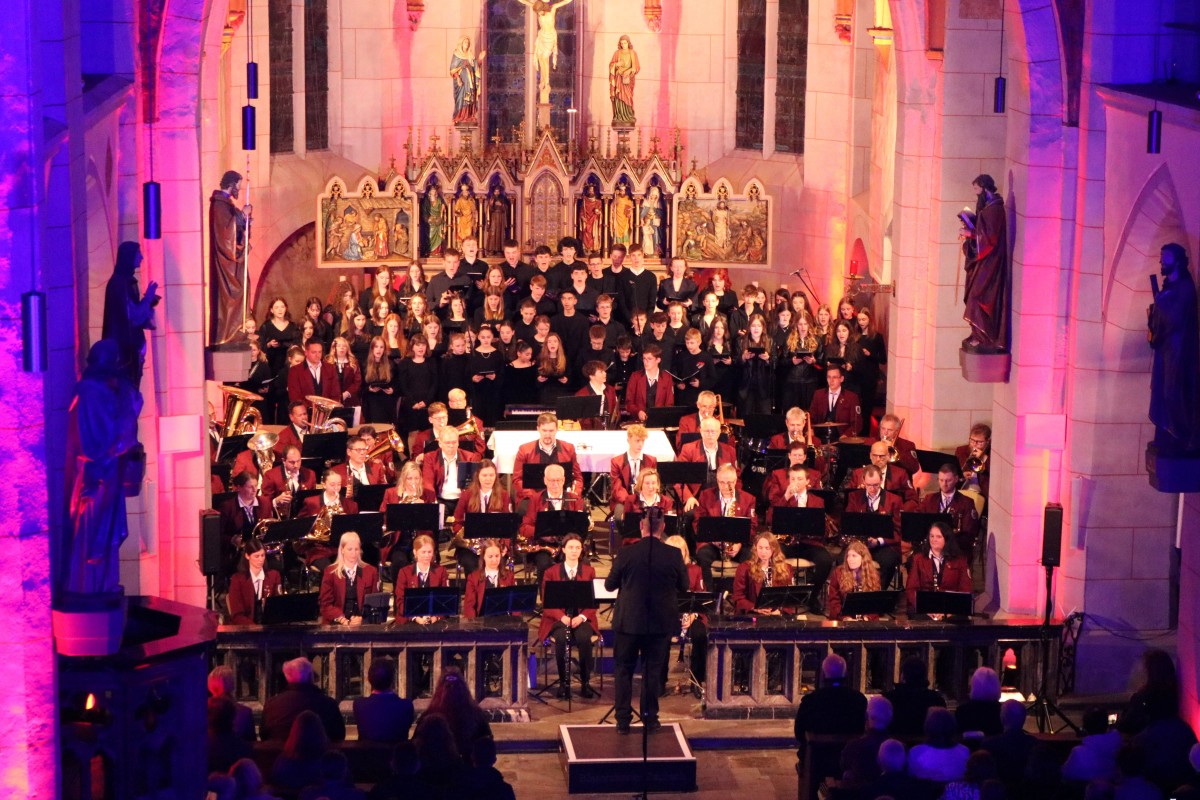 Gospelchor "Born again" und Blasorchester Daubach bieten eine eindrucksvolle Auffhrung der Messe "Missa Nova" von Walter L. Born. (Fotos: Theresa Mies)