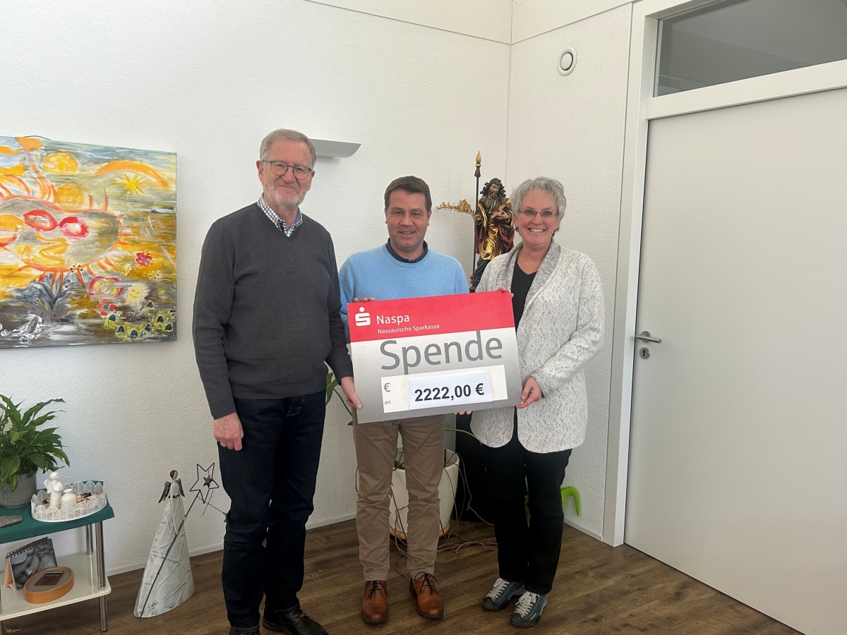 Dr. Andreas Wechsung, Vorsitzender des Hospizverein Westerwald e.V., Torsten Schmitz und Eva-Maria Hebgen, Einrichtungsleitung Hospiz St. Thomas (Foto: DGKK)