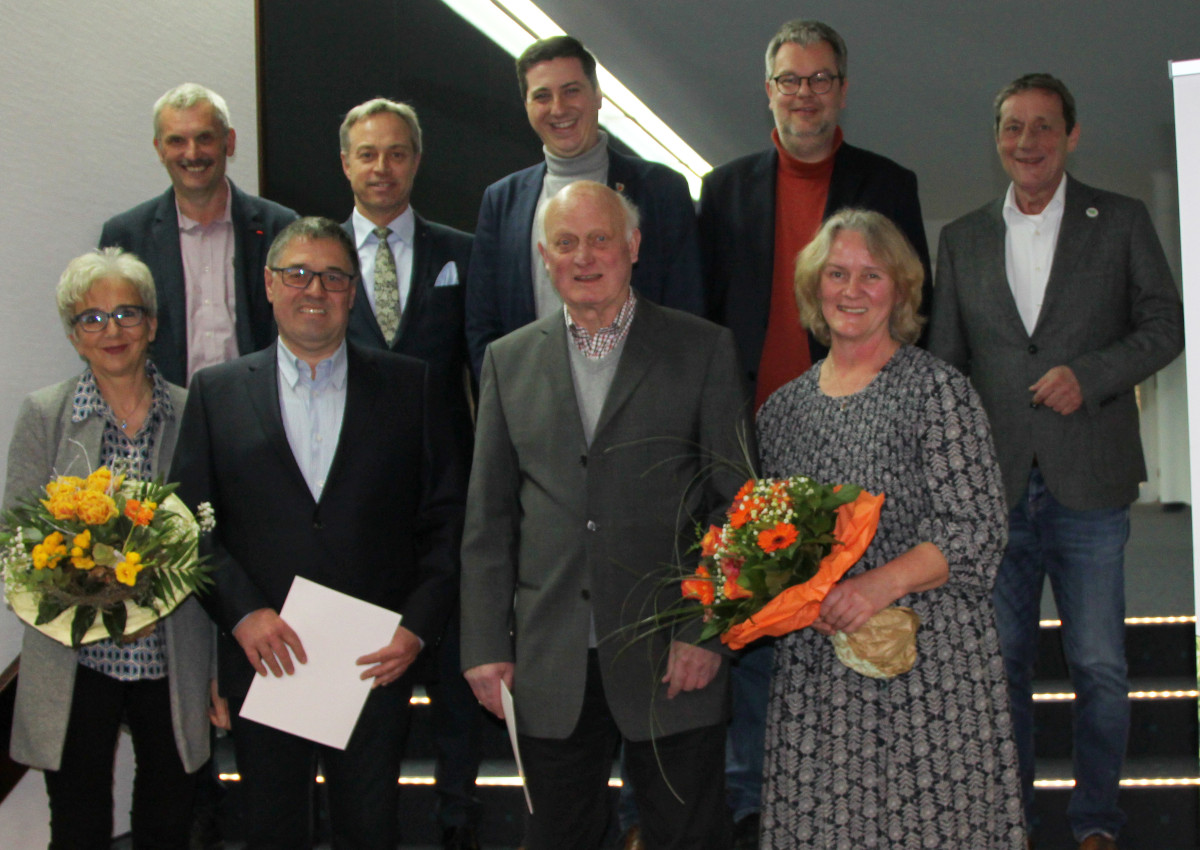 Otto Gunther Ziegler (1. Reihe 2.v.r.) und Jrgen Berleth (1. Reihe, 2.v.l.) wurden von Landrat Achim Schwickert (rechts) fr ihr ehrenamtliches Engagement gewrdigt. (Foto: Kreisverwaltung / Carolin Faller)
