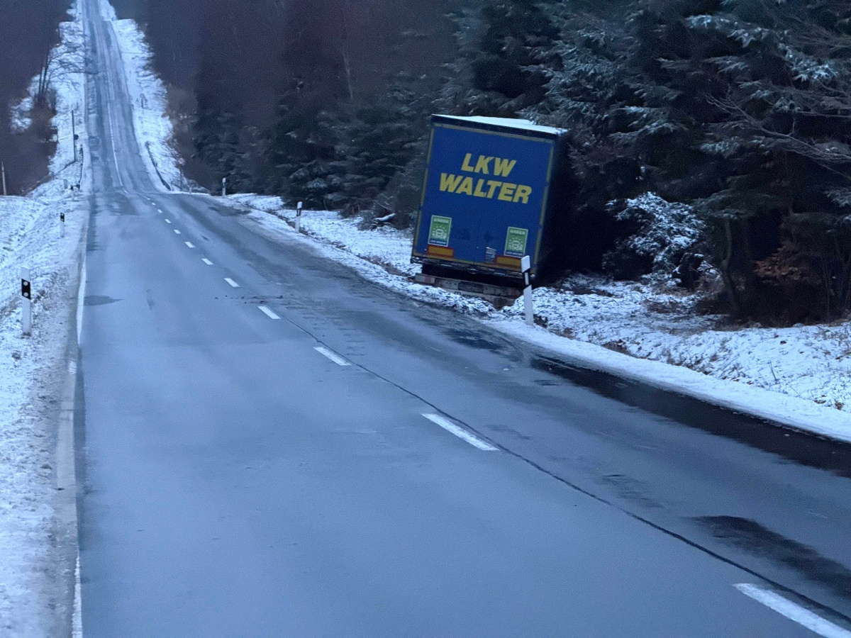 Lkw-Unfall bei Langenbach bei Kirburg (Fotos: Uwe Schumann)