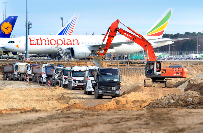 Zurzeit wird die Baugrube fr das neue Terminal 3 am Frankfurter Flughafen ausgehoben.  2023 soll das Bauwerk in Betrieb genommen werden. Foto: Fraport AG
