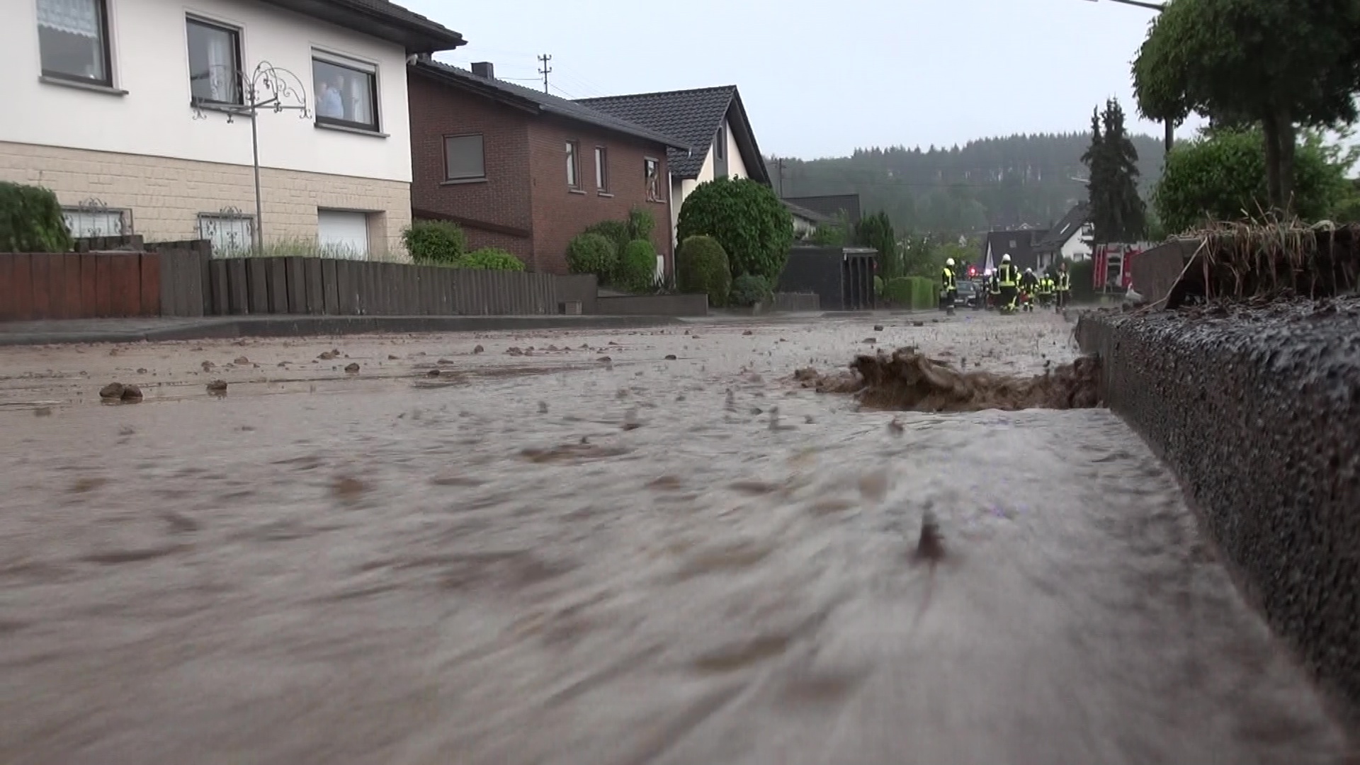 Freirachdorf: Straen nach Starkregen berflutet