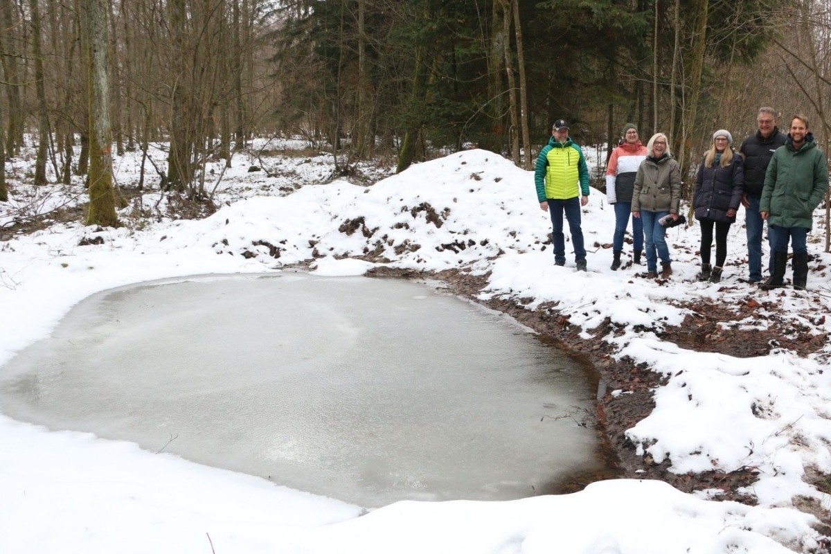 Anlage einer Feuchtmulde im Quelleinzugsgebiet des K�lberbachs, Ortsgemeinde Hahn am See (Foto: Masgeik-Stiftung)