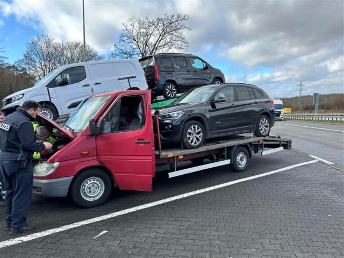 Polnischer Fahrzeugtransporter auf A 3  Rastplatz Heiligenroth wegen gravierender Mngel gestoppt
