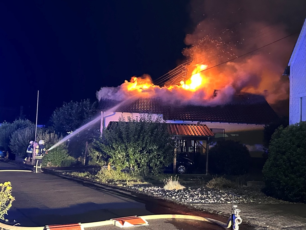 Nächtlicher Dachstuhlbrand in Hahn am See: Feuerwehr im Großeinsatz