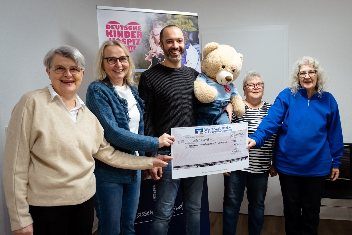 Cornelia Cziesla, Ehrenamtliche, Doro Meurer, Koordinatorin der Deutschen Kinderhospiz Dienste in Hachenburg, Patrick Reich, Klenk Group, Karin Pfeifer und Regina Schneppenheim, Ehrenamtliche (Fotos: Deutsche Kinderhospiz Dienste e.V./Vanessa Kubisch)