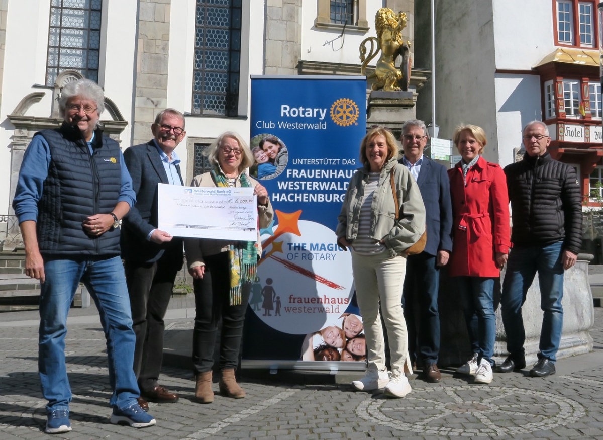 Scheckbergabe (Foto: Torsten Loehr)