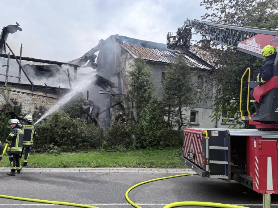 Erstmeldung: Hausbrand in Hellenhahn-Schellenberg - Bewohner evakuiert