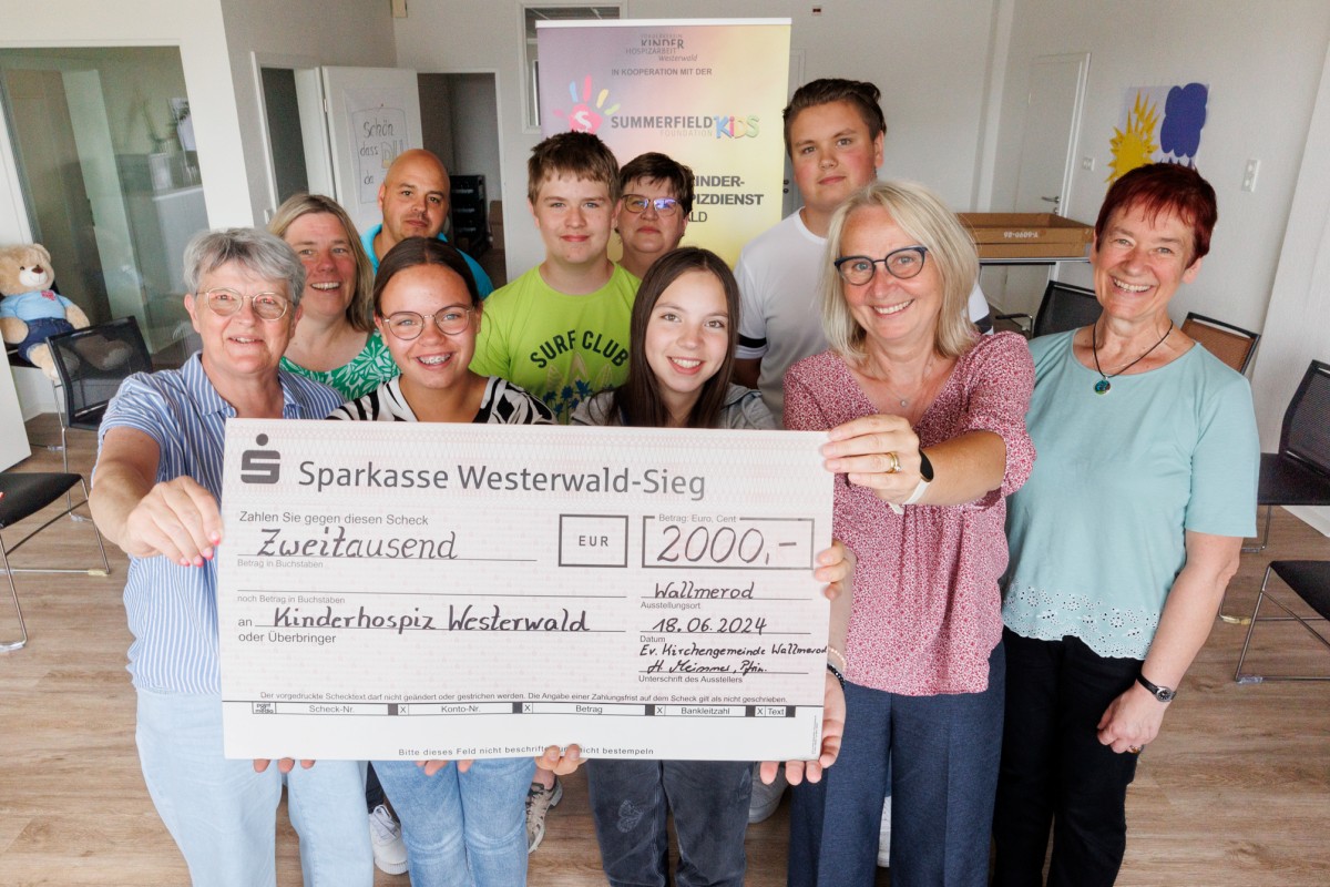 Die Konfirmanden der Evangelischen Kirchengemeinde Wallmerod haben dem Ambulanten Kinder- und Jugendhospizdienst Westerwald ihre "Konfi-Gabe" berreicht. (Foto: Peter Bongard)