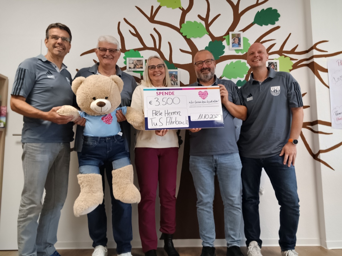 Frank Schreiner, Olaf Stamm, Doro Meurer (Koordinatorin), Wolfgang Schmitt, Marc Schaaf (alle TuS Ahrbach) bei der Spendenübergabe in den Diensträumen der Deutschen Kinderhospiz Dienste in Hachenburg (Foto: Marc Schaaf/Deutsche Kinderhospiz Dienste)