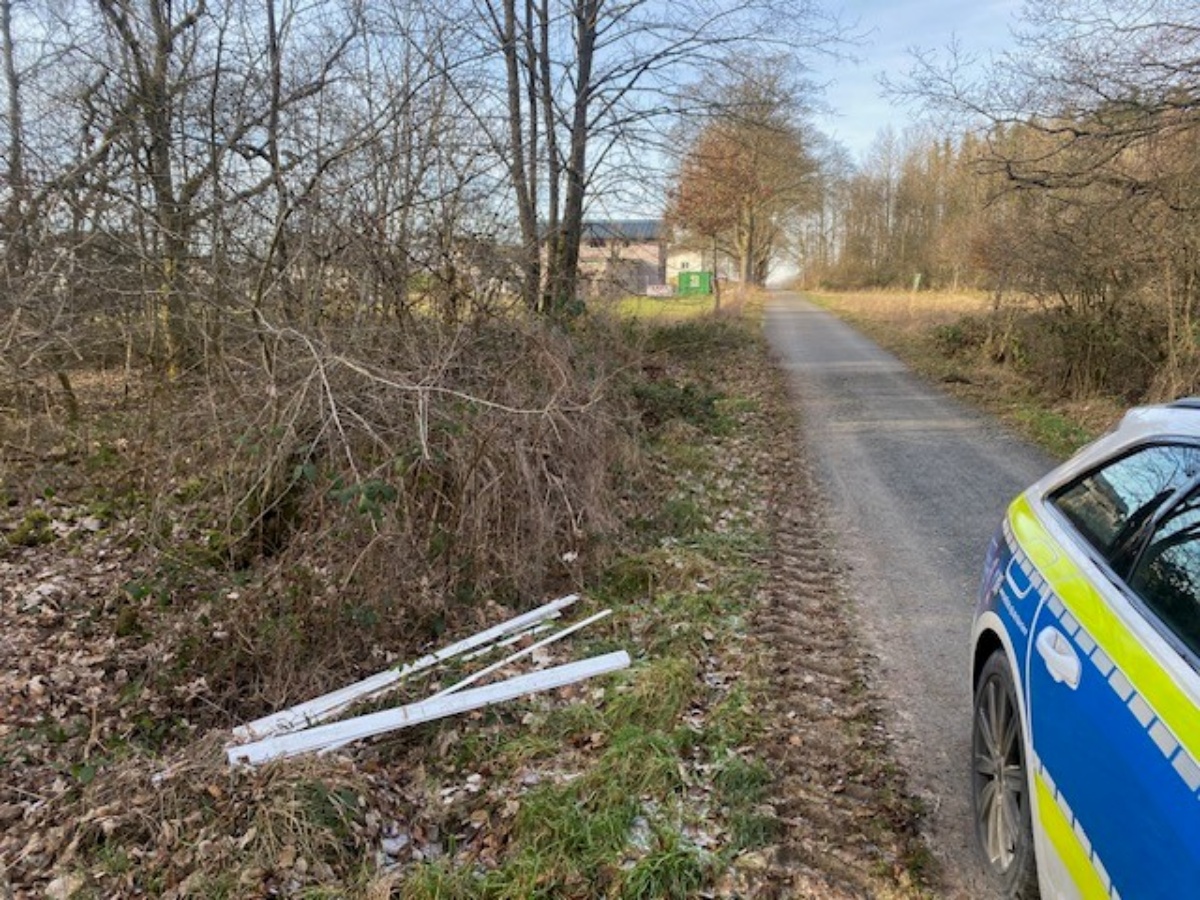 Abgelagerter Abfall (Foto: Polizeiinspektion Hachenburg)