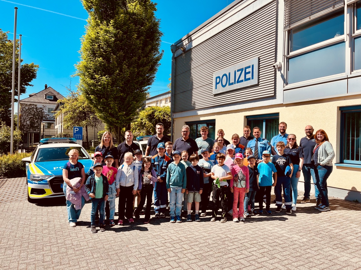 Junge Feuerwehrleute aus Hartenfels erkunden Polizeiwelt in Westerburg