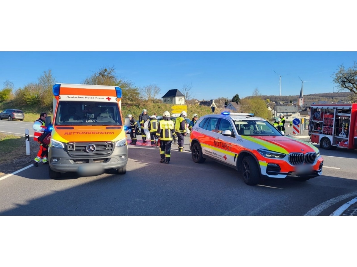 Unfall im Kreuzungsbereich der B 8 bei Hahn am See (Fotos: Ralf Steube)