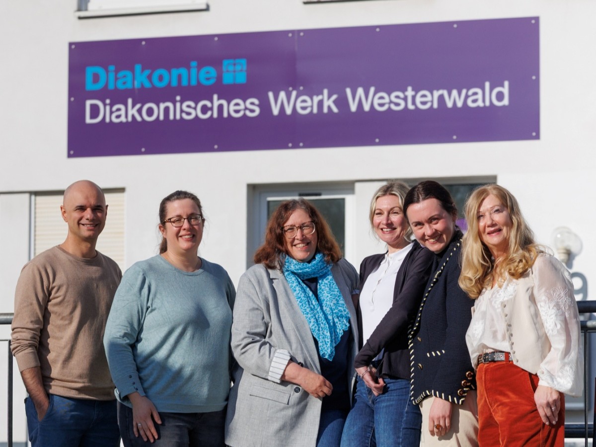 Das Team des Bedarfsgemeinschaftscoachings: Shahin Alipour, Gabriele Crezelius, Silvia Brunner, Daniela Weller-Brhmer, Viktoriia Fedorenko und Astrid Burkardt. (Foto: Peter Bongard)