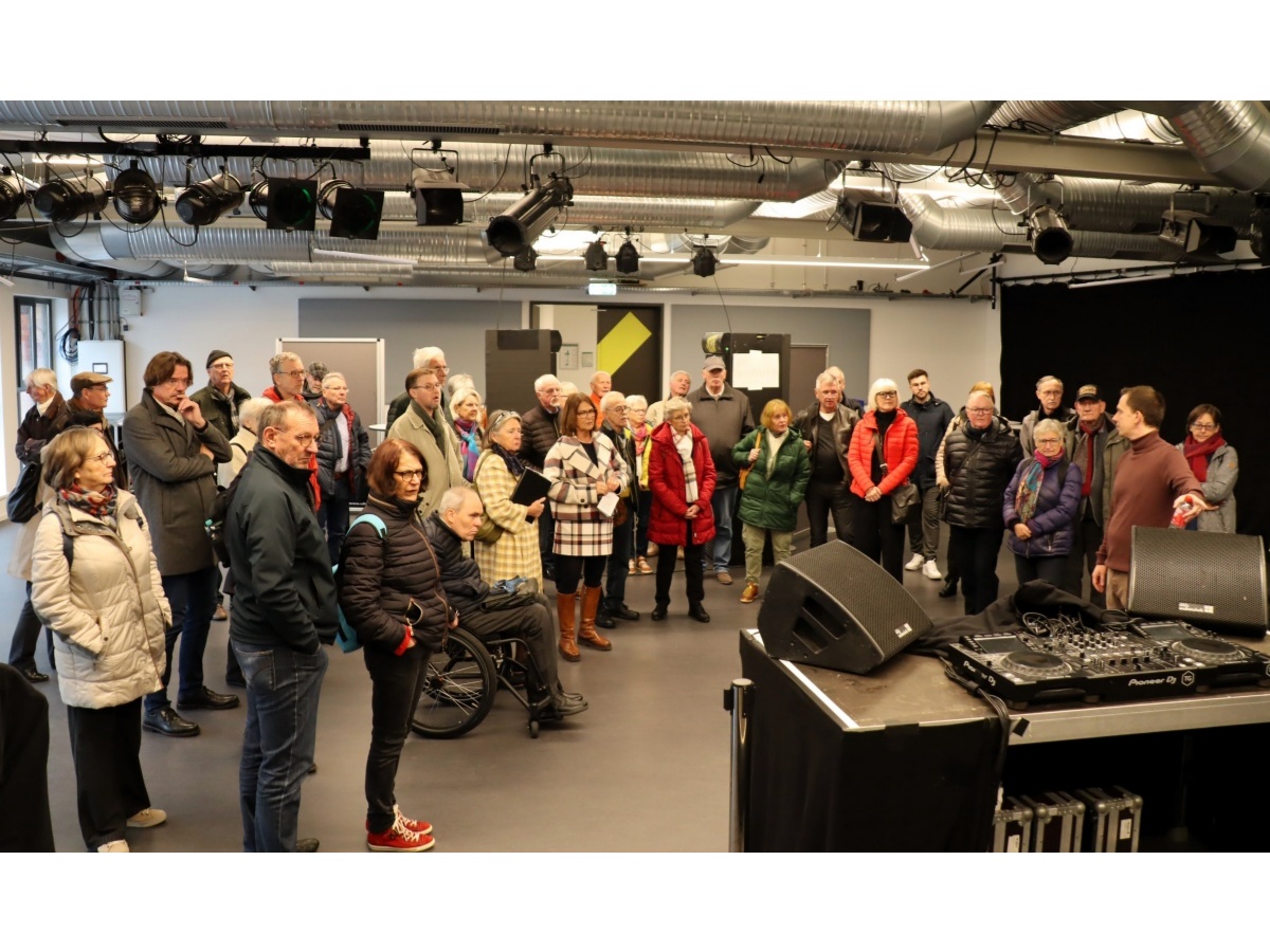 Das KUZ in Mainz kann sich mit seinem wachsenden Angebot fr Kinder und Jugendliche sehen lassen - viele davon finden auch im Kleinen Saal statt, den hier die Gste aus dem Westerwald besichtigen konnten. (Foto: Uli Schmidt)