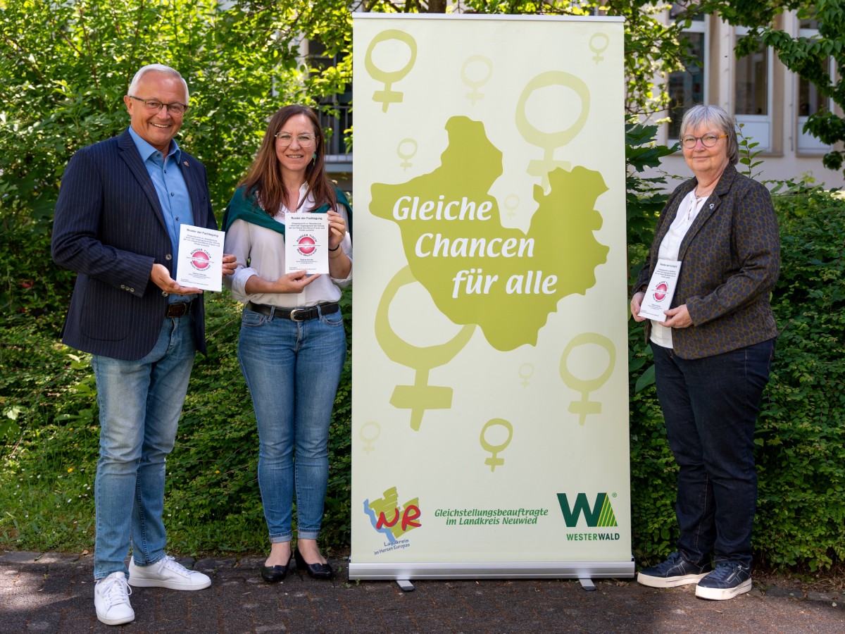 Landrat Achim Hallerbach (Kreis Neuwied) gemeinsam mit den Gleichstellungsbeauftragten Daniela Kiefer (Kreis Neuwied) und Beate Ullwer (Westerwaldkreis) prsentieren den Reader zur Fachtagung. (Foto: Martin Boden)