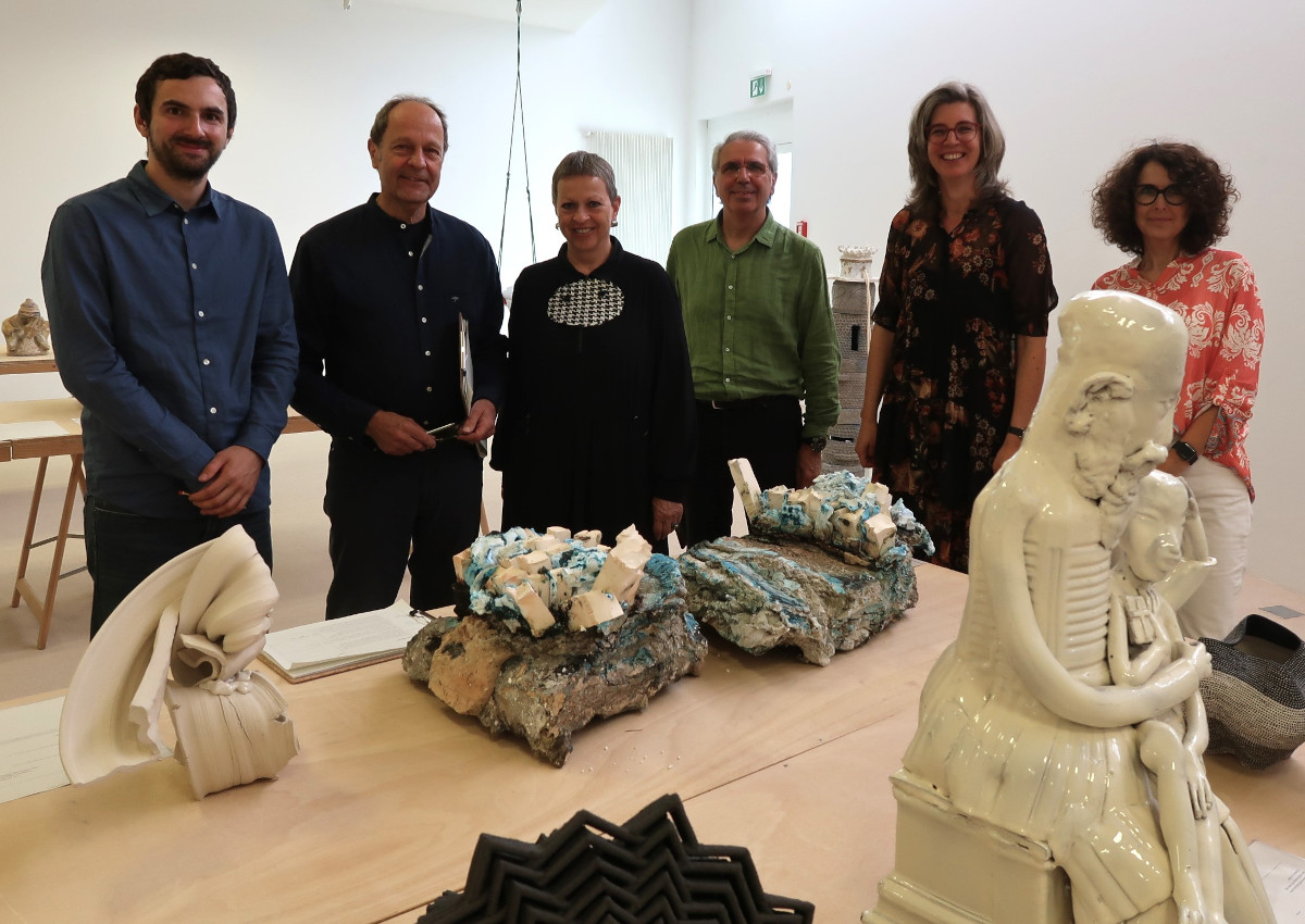 Die Mitglieder der Jury (von links): Vasi Hrdo, Wolfgang Lsche, Jorunn Veiteberg, Oriol Calvo Vergs, Nele van Wieringen (Moderation des Juryverfahrens), Petra Noll(Foto: Keramikmuseum / Bettina Keler)