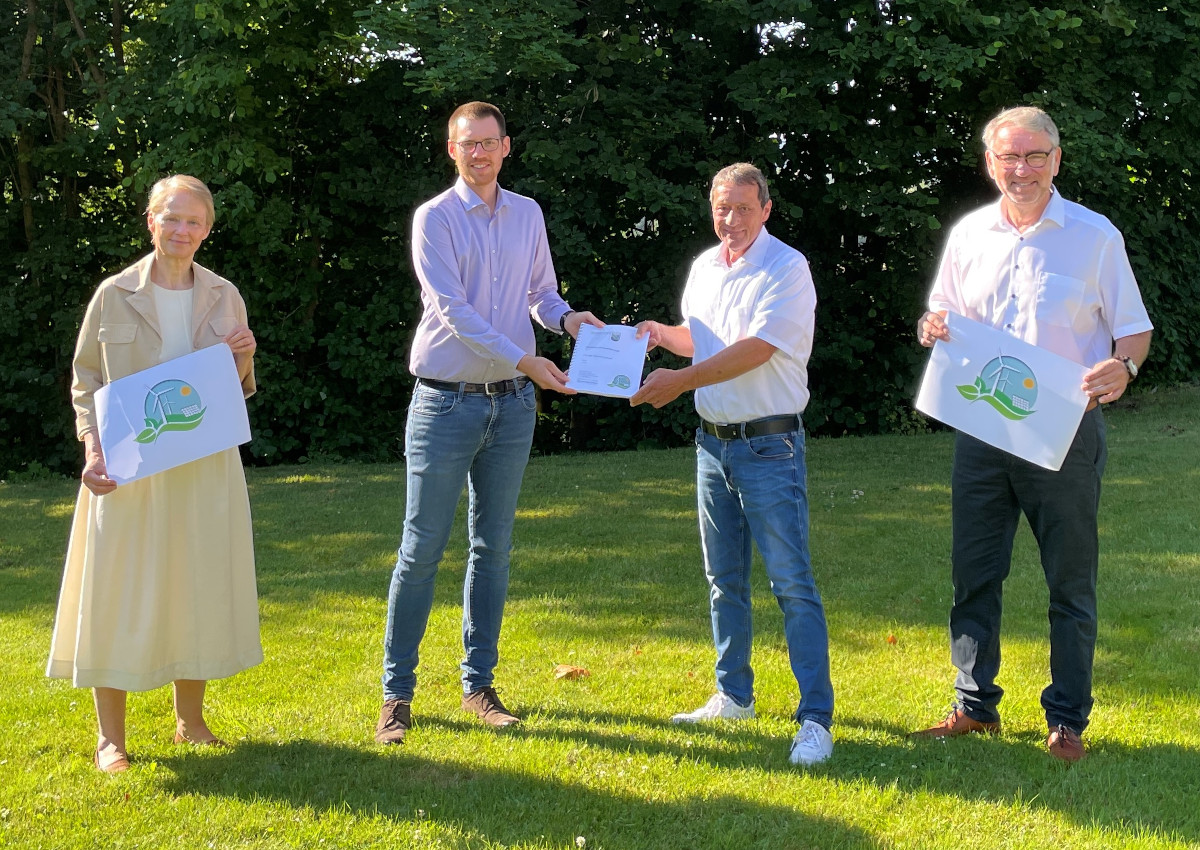 Klimaschutzmanager Johannes Baumann bergibt gemeinsam mit der Ersten Kreisbeigeordneten Gabriele Wieland sowie dem zustndigen Referatsleiter Olaf Glasner stolz das beschlossene Klimaschutzkonzept an Landrat Achim Schwickert. (Foto: Pressestelle Westerwaldkreis)