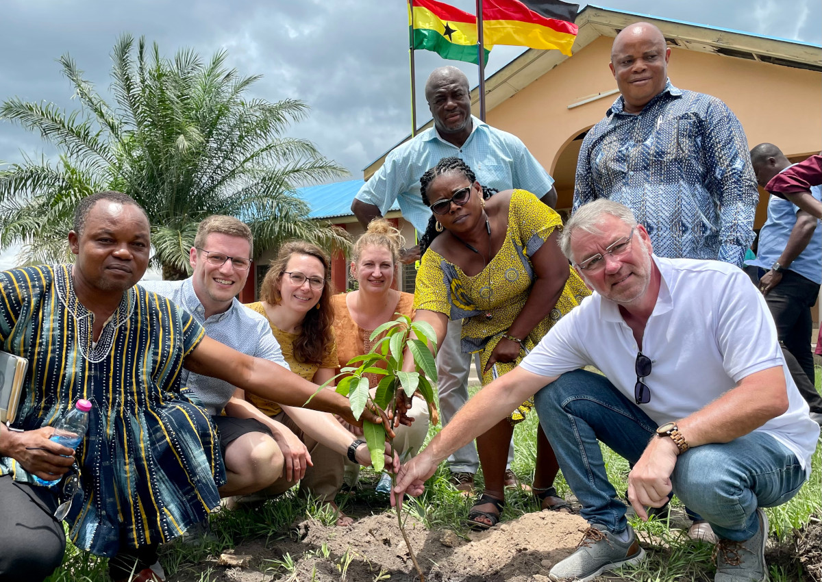 Die Mitglieder der Delegationsreise aus der VG Wallmerod, dem Westerwaldkreis und Vertreter von Agotime Ziope pflanzen vor dem Rathaus einen Partnerschaftsbaum, der hoffentlich bald Frchte trgt. (Foto: Ebenezer Kweku Dzabey)