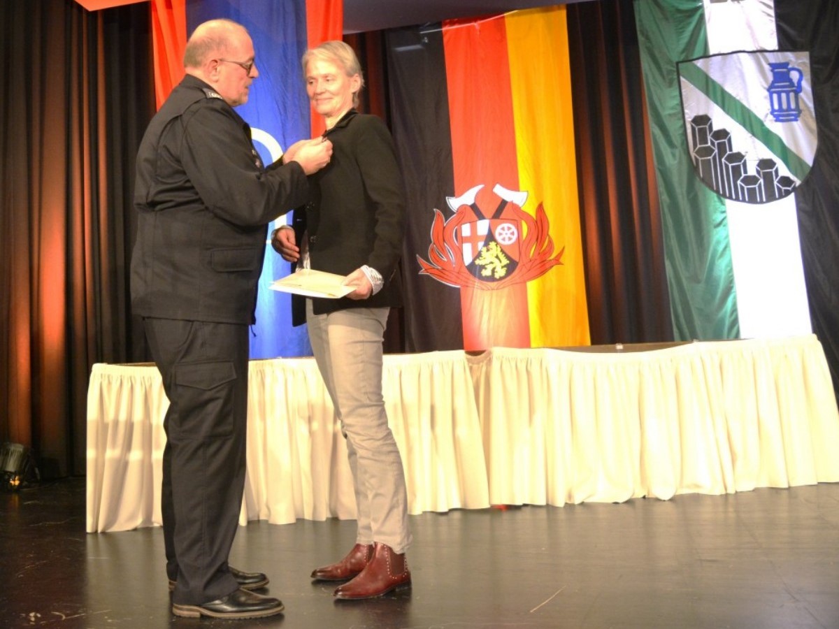 Ralf Felix Kespe berreicht die Medaille des DFV an Gabriele Wieland. (Fotos: Wolfgang Rabsch)