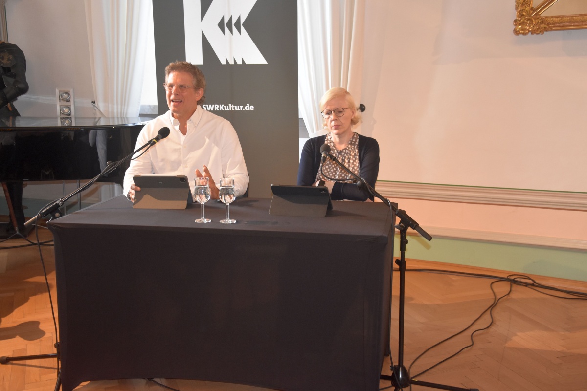 Schauspieler Steffen Groth und SWR-Chefsprecherin Isabelle Demey rezitierten Werke verschiedener Autoren zum Thema Gl�ck.  (Fotos: Mariam Nasiripour)