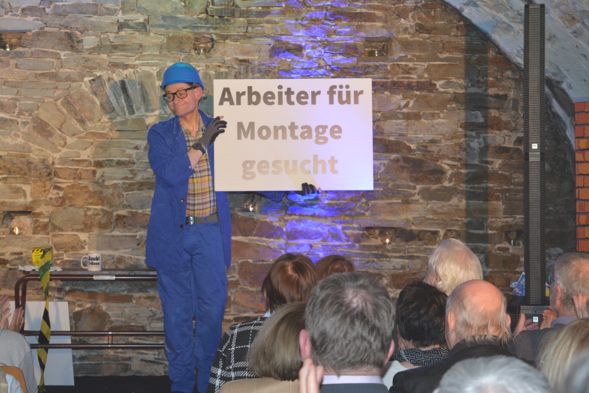 Junge Leute fr das Handwerk zu begeistern ist gar nicht so einfach, stellt Comedia  Kai Kramosta als Handwerke Peter fest (Fotos: Wolfgang Rabsch)