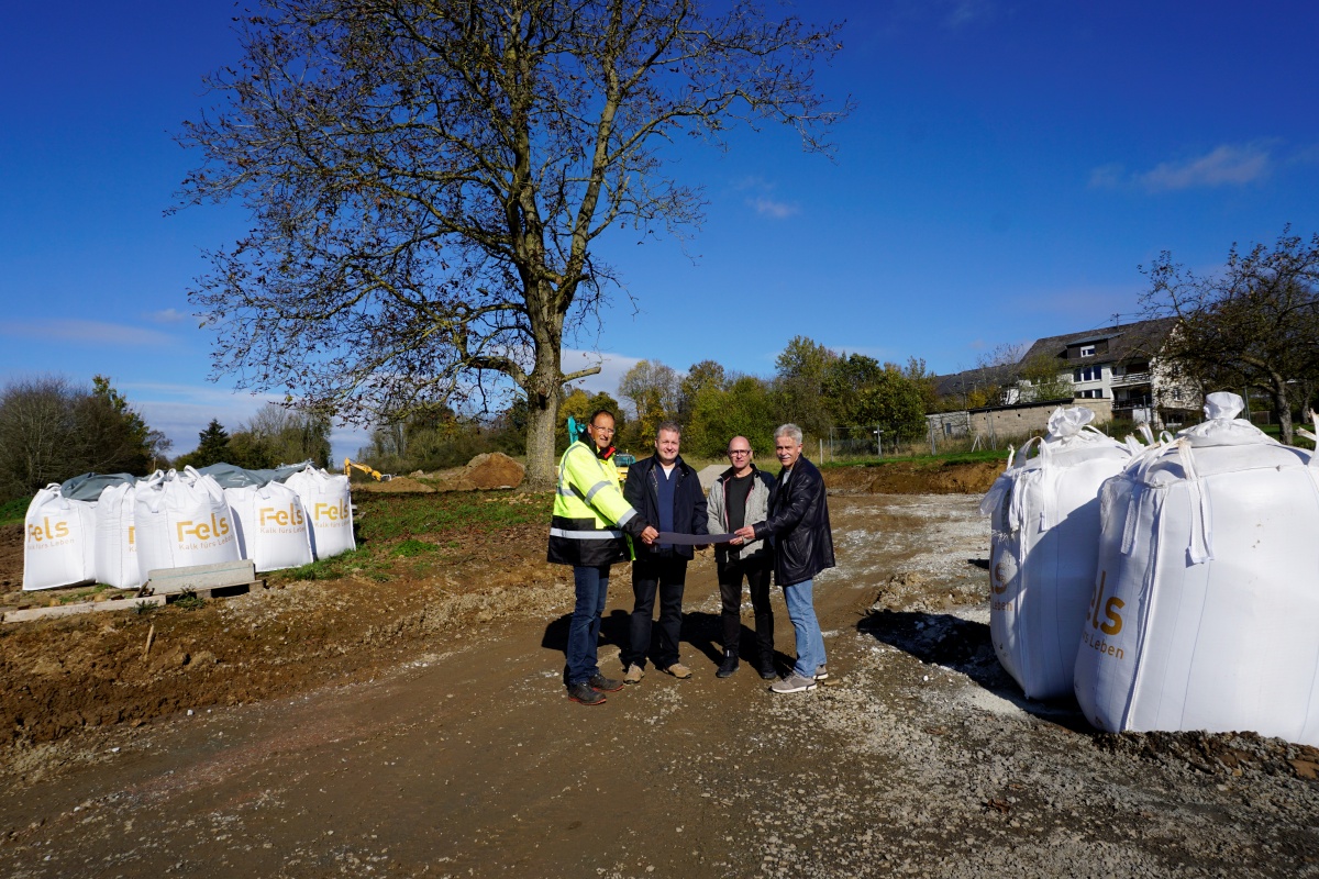 Johannes Jung (Ortsbrgermeister), Gerrit Mller (Brgermeister der Verbandsgemeinde Rennerod), Alexander Brll (Ingenieurbro Brll & Lwenguth), Stephan Reeh (Verbandsgemeinde Rennerod, technischer Werkleiter) (Fotos: Verbandsgemeindeverwaltung Rennerod)
