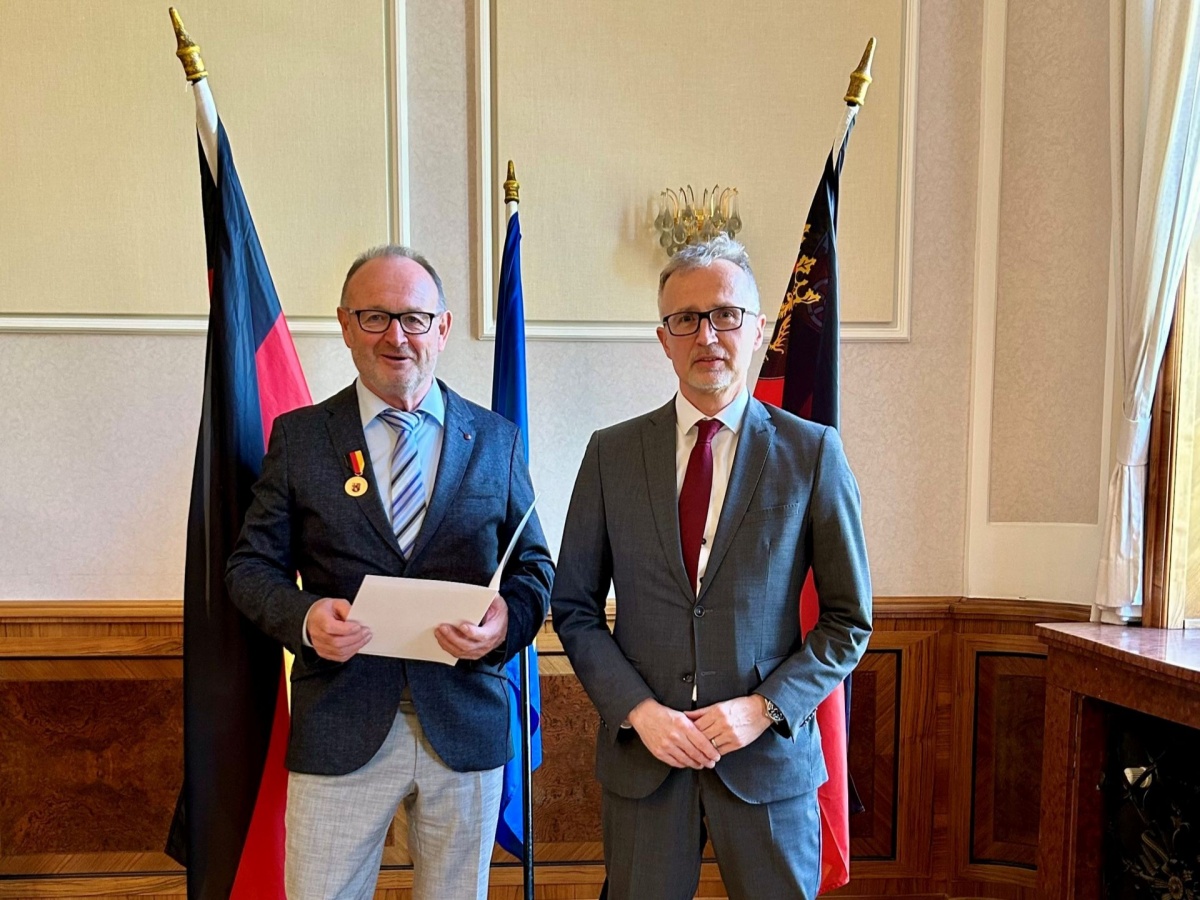SGD-Nord-Vizeprsident Prof. Dr. Martin Kaschny (rechts) berreichte die Landesverdienstmedaille an Raimund Baumann aus Rothenbach. (Foto: SGD Nord/Christiane Gandner)