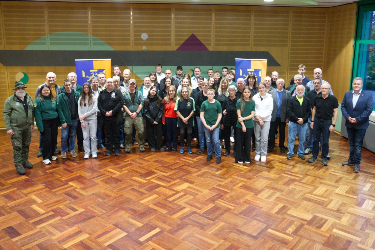 B�rgermeister Gerrit M�ller zeichnete bei der diesj�hrigen Sportlerehrung zahlreiche erfolgreiche Sportlerinnen und Sportler aus der Verbandsgemeinde Rennerod aus und �berreichte ihnen Gutscheine als Anerkennung. (Fotos: Kerstin Guckert)